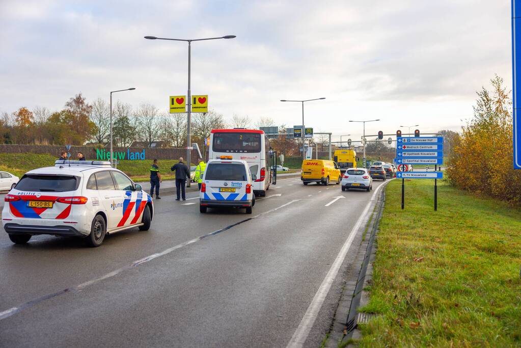 Lijnbus en DHL-bestelbus botsen met elkaar