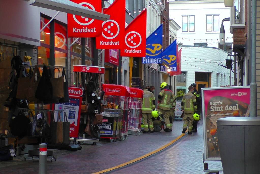 Winkelstraat afgesloten voor onderzoek naar stinkend pakket