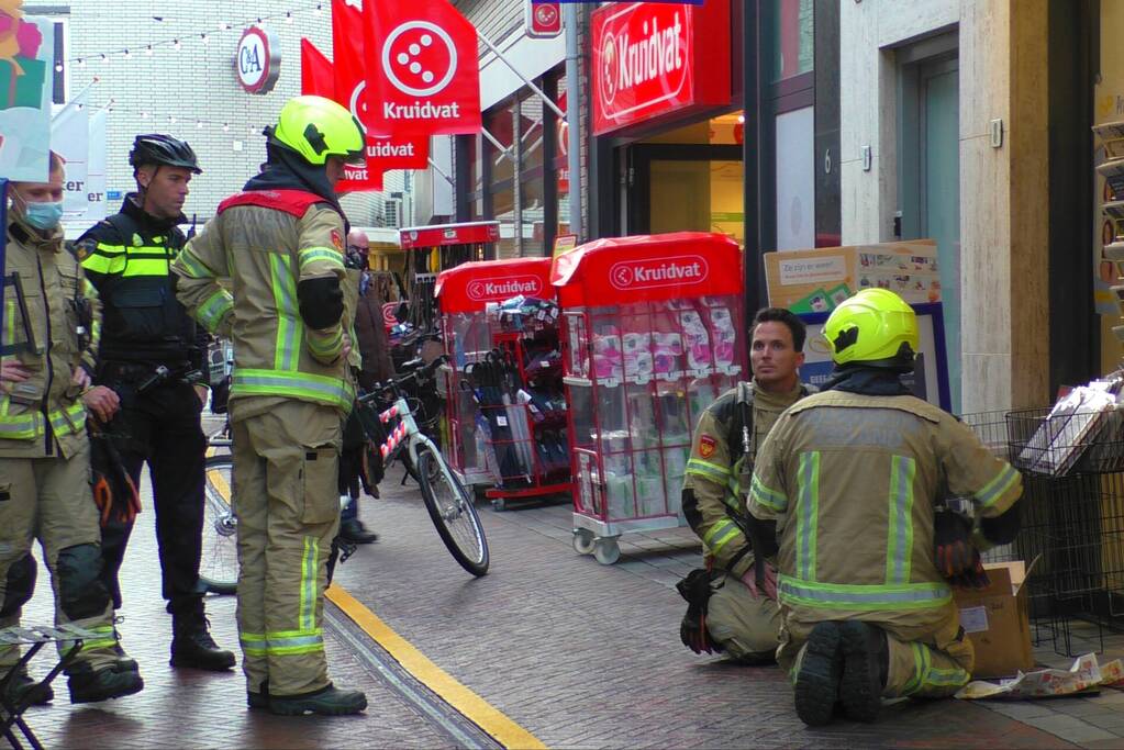 Winkelstraat afgesloten voor onderzoek naar stinkend pakket
