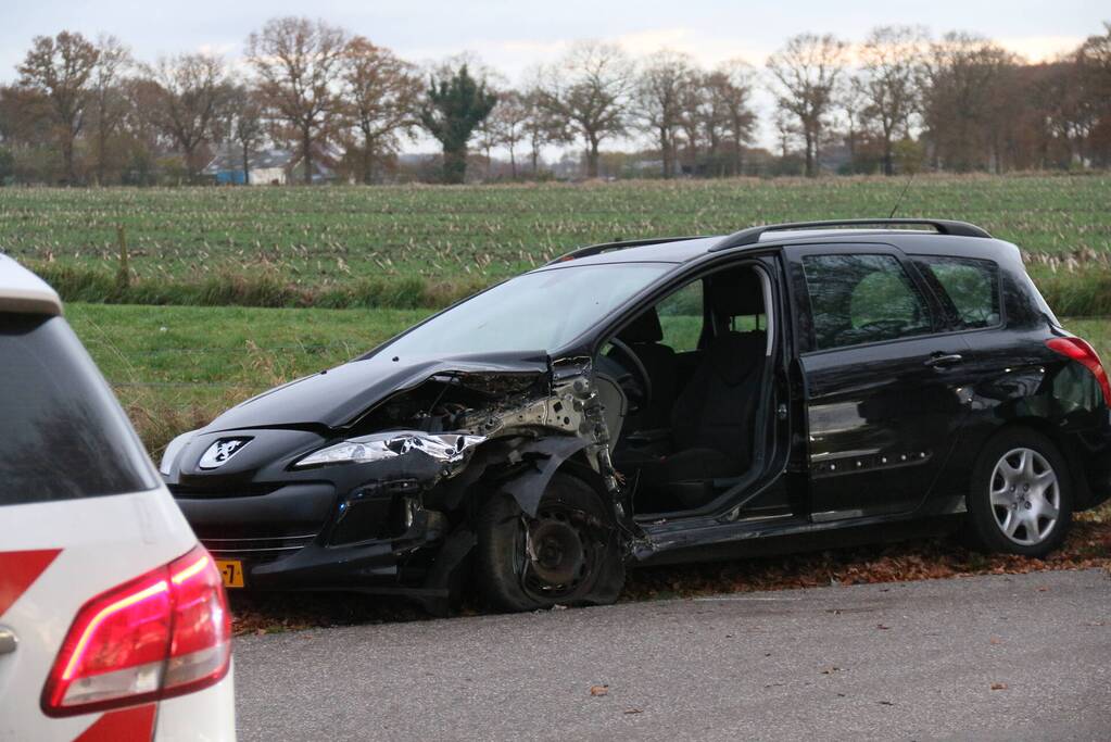 Schade aan personenauto door botsing met bestelbus