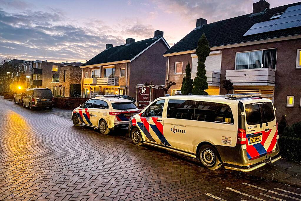 Recherche doet onderzoek in woning