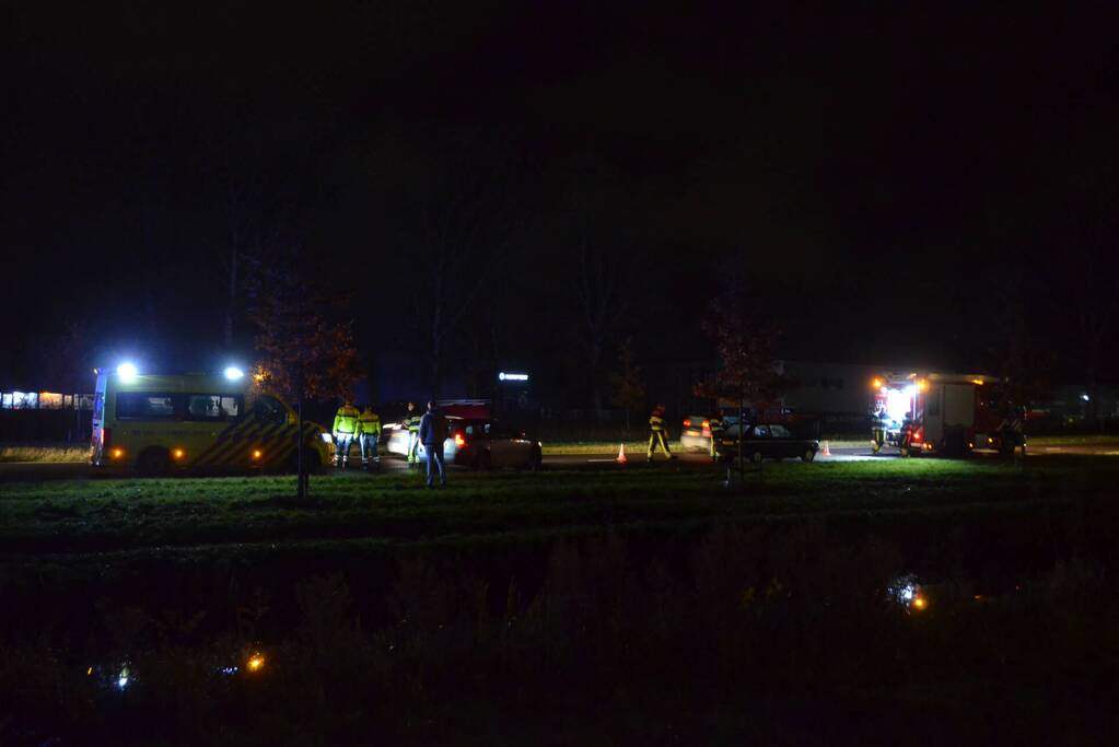 Persoon naar ziekenhuis door rookontwikkeling in personenauto