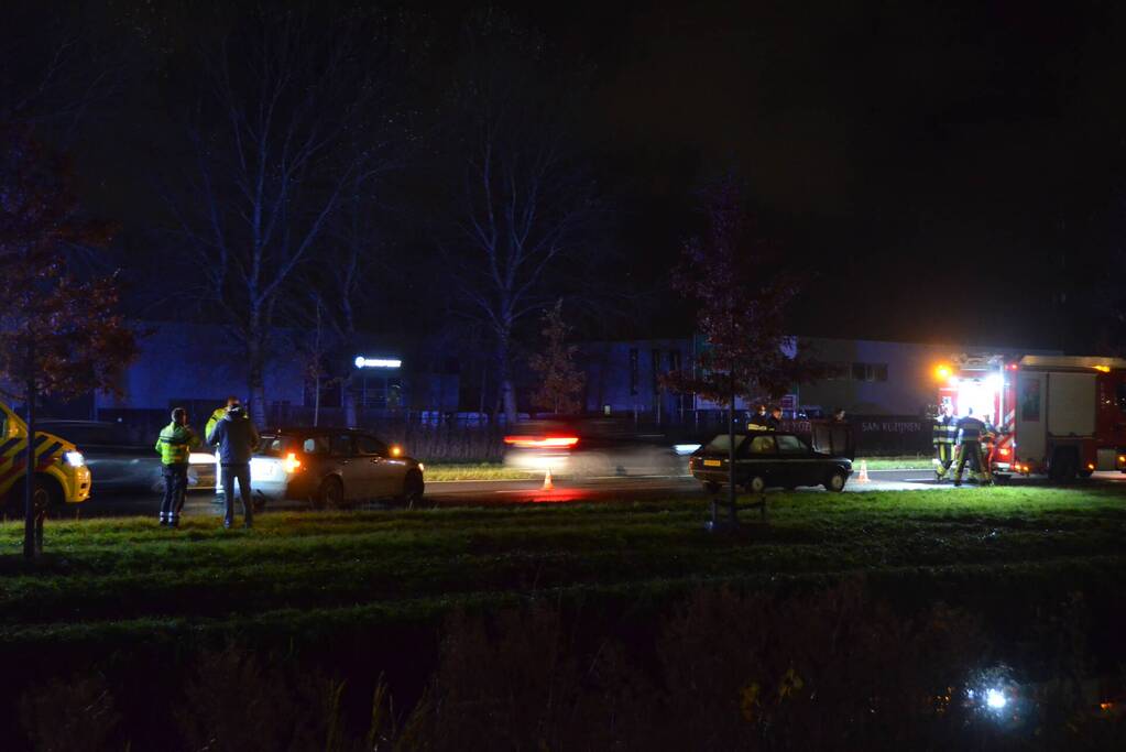 Persoon naar ziekenhuis door rookontwikkeling in personenauto