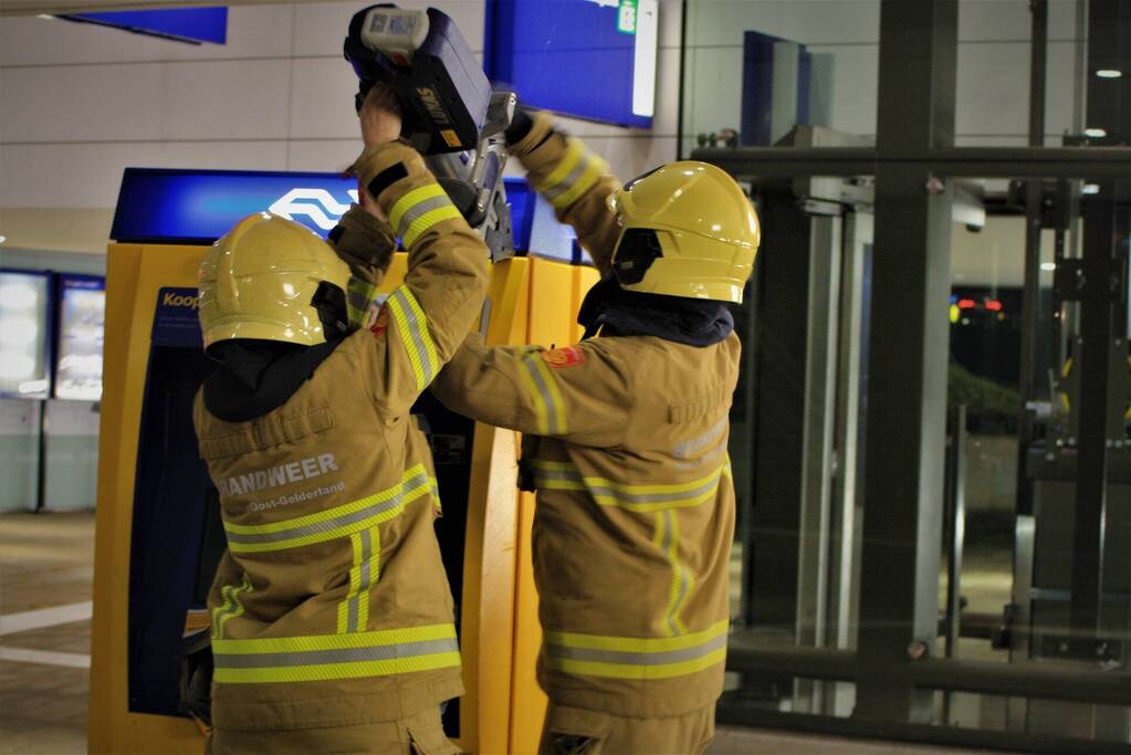Brandweer breekt ticketautomaat open door brand