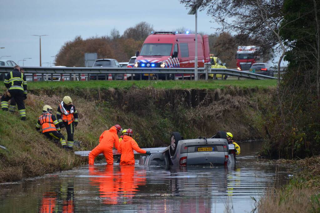 Auto belandt over de kop in de sloot