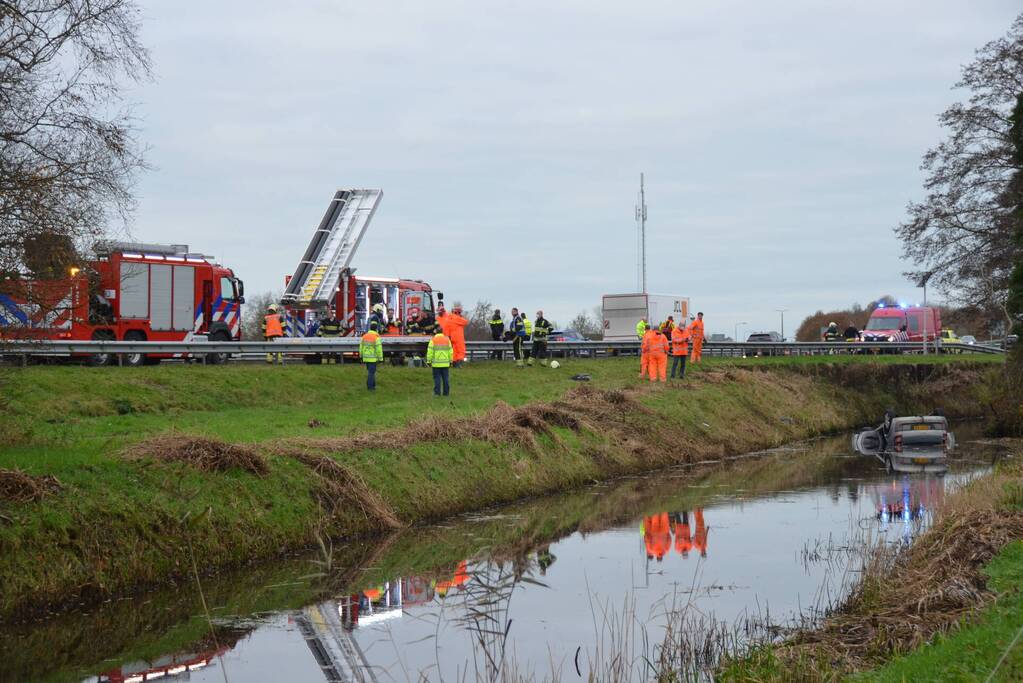 Auto belandt over de kop in de sloot