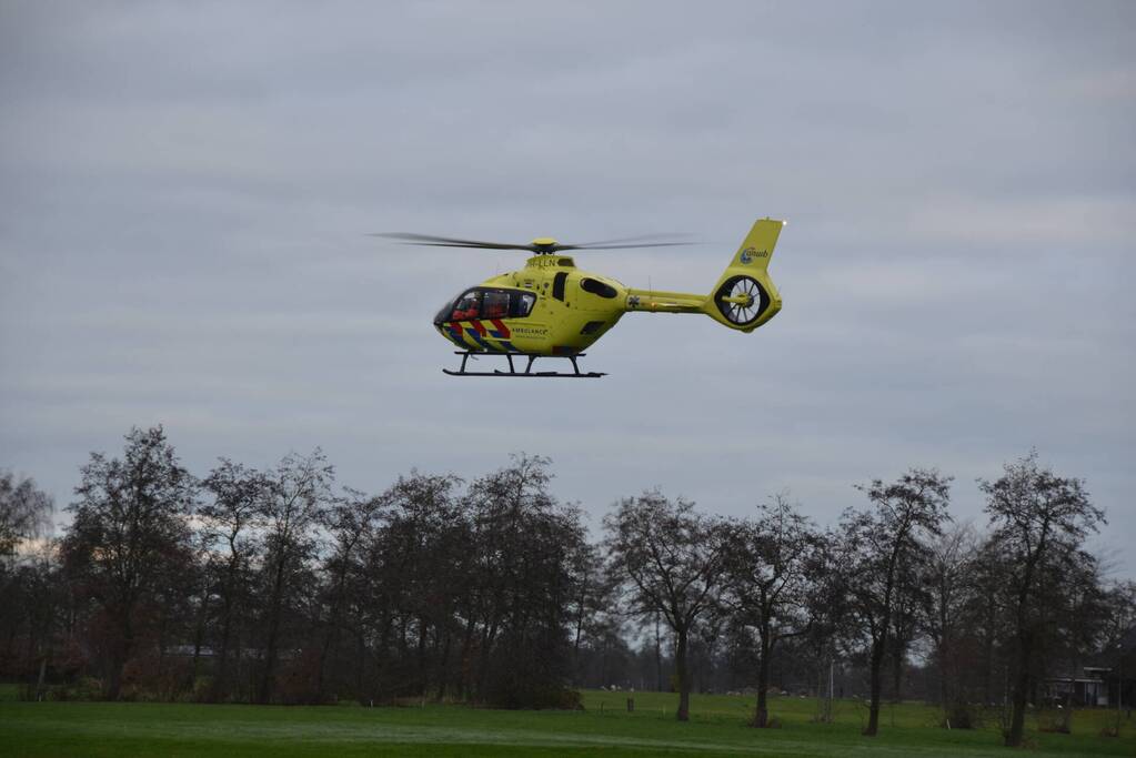 Auto belandt over de kop in de sloot