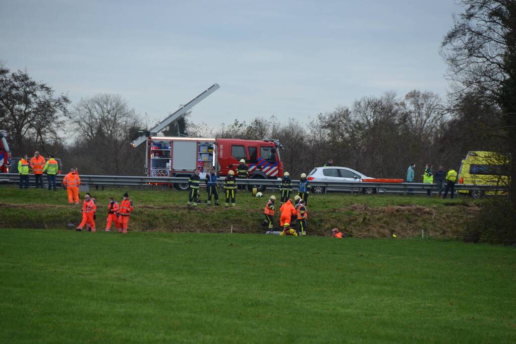Auto belandt over de kop in de sloot