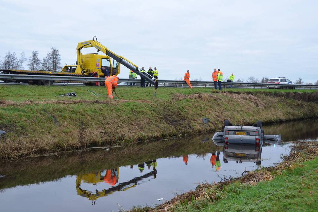 Auto belandt over de kop in de sloot