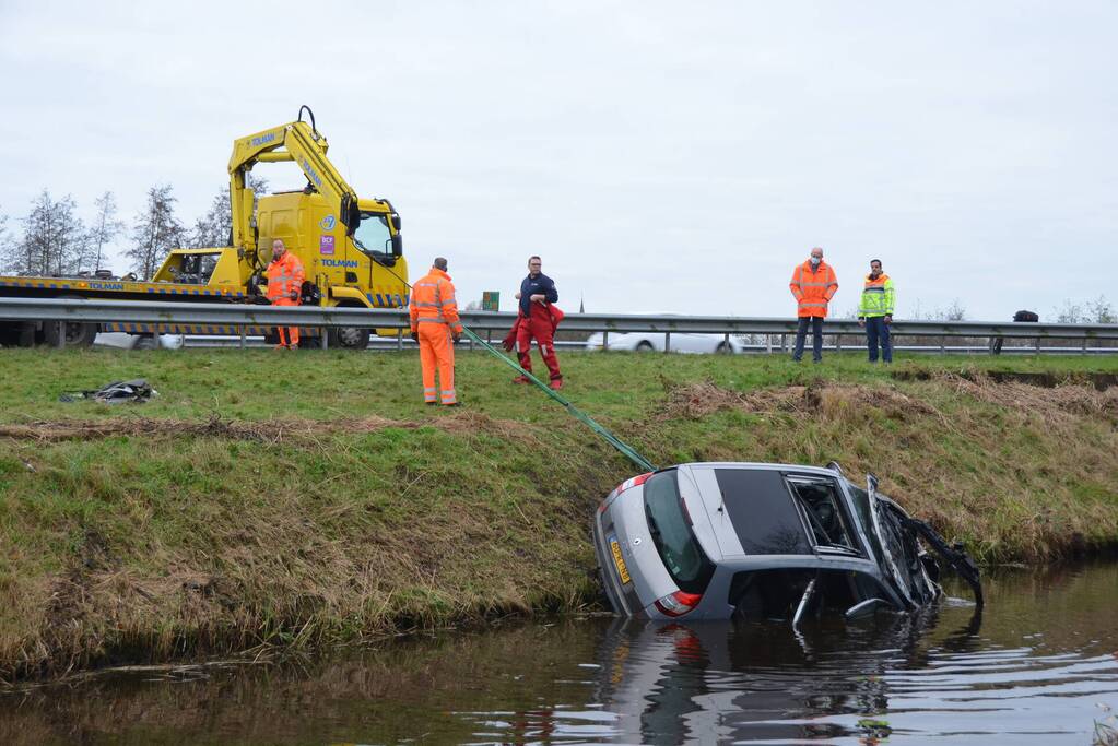 Auto belandt over de kop in de sloot