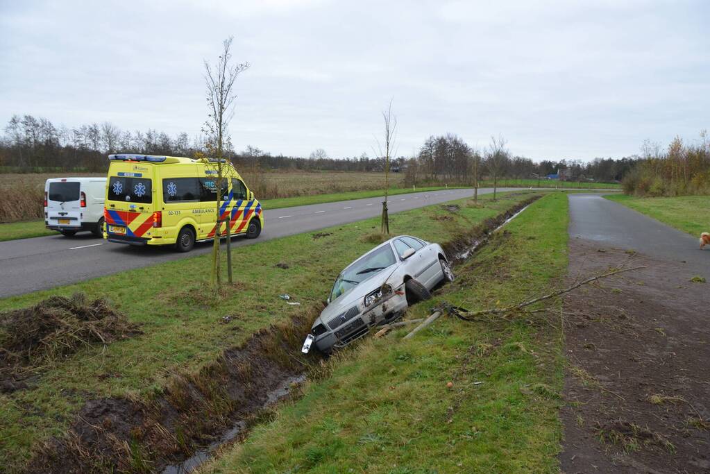 Automobilist raakt van de weg en belandt in sloot