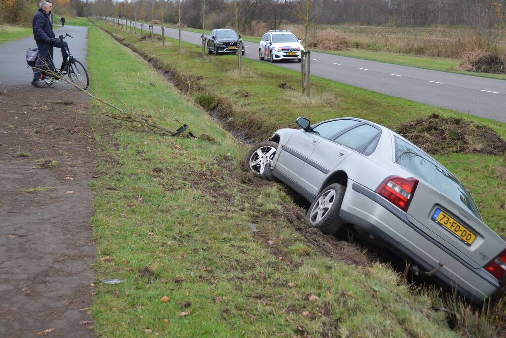 Automobilist raakt van de weg en belandt in sloot