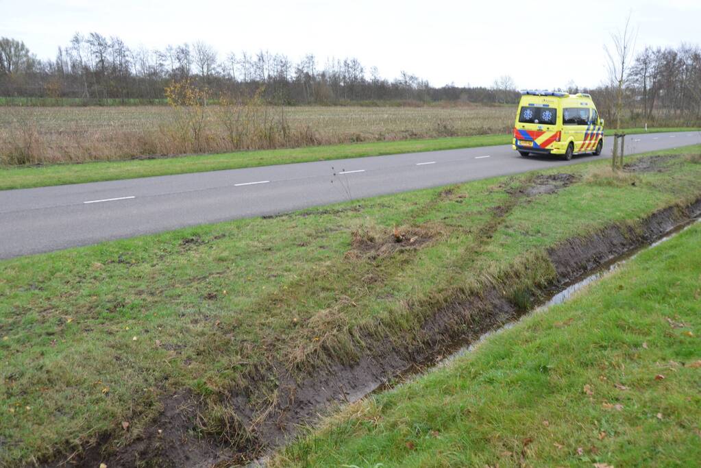 Automobilist raakt van de weg en belandt in sloot