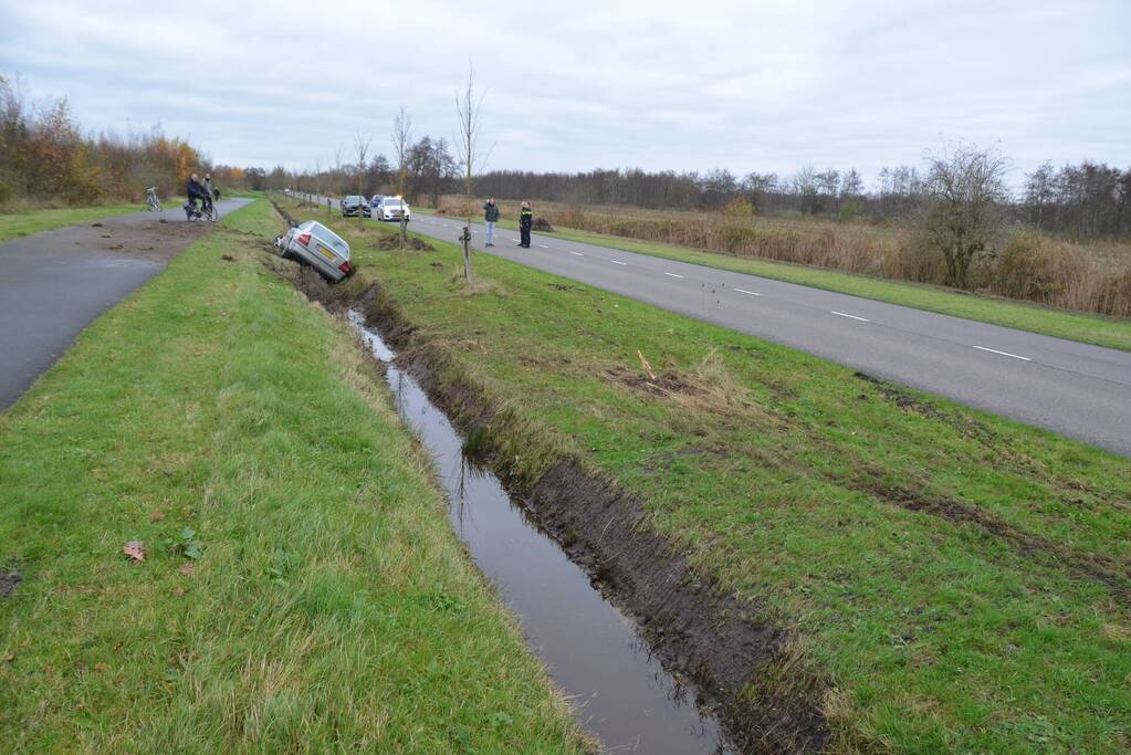 Automobilist raakt van de weg en belandt in sloot