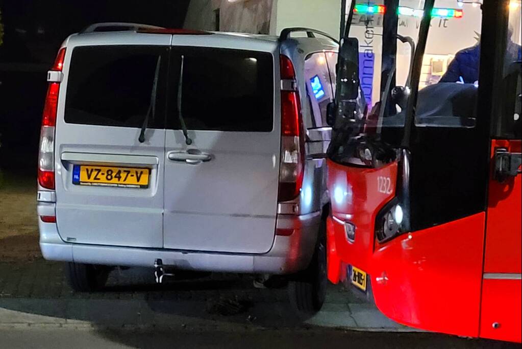 Lijnbus rijdt op bestelbus