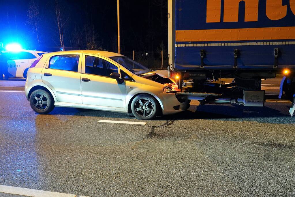 Auto klapt achterop vrachtwagen
