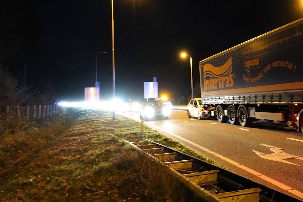 Auto klapt achterop vrachtwagen