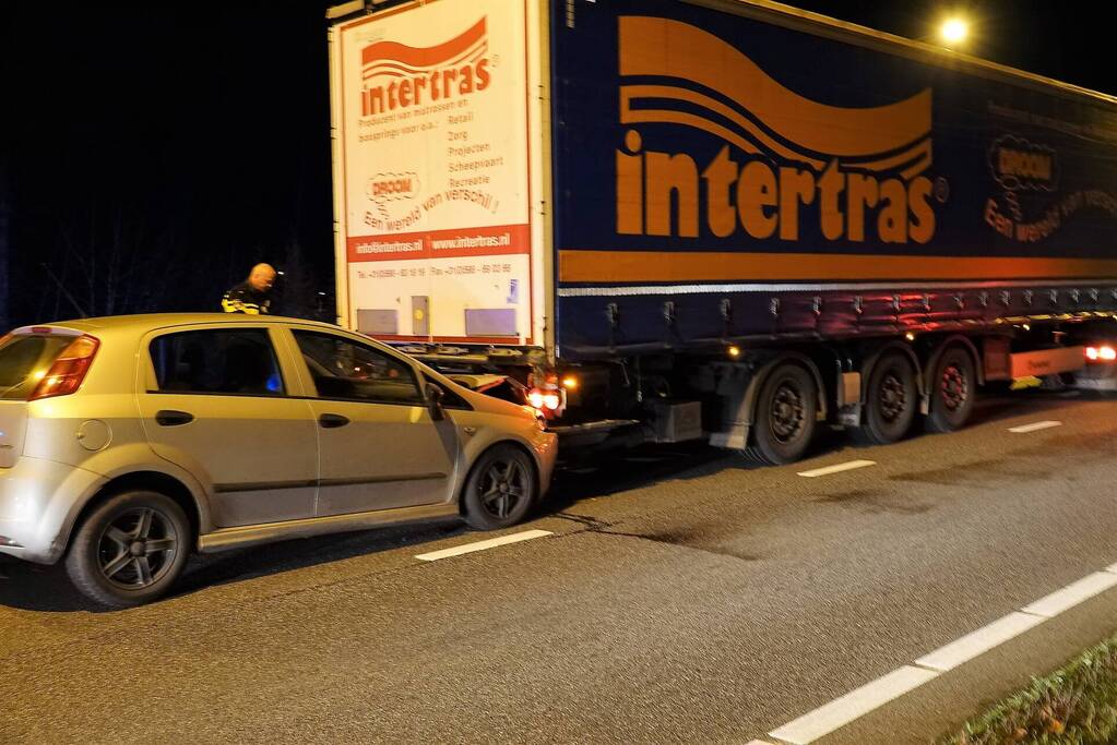 Auto klapt achterop vrachtwagen