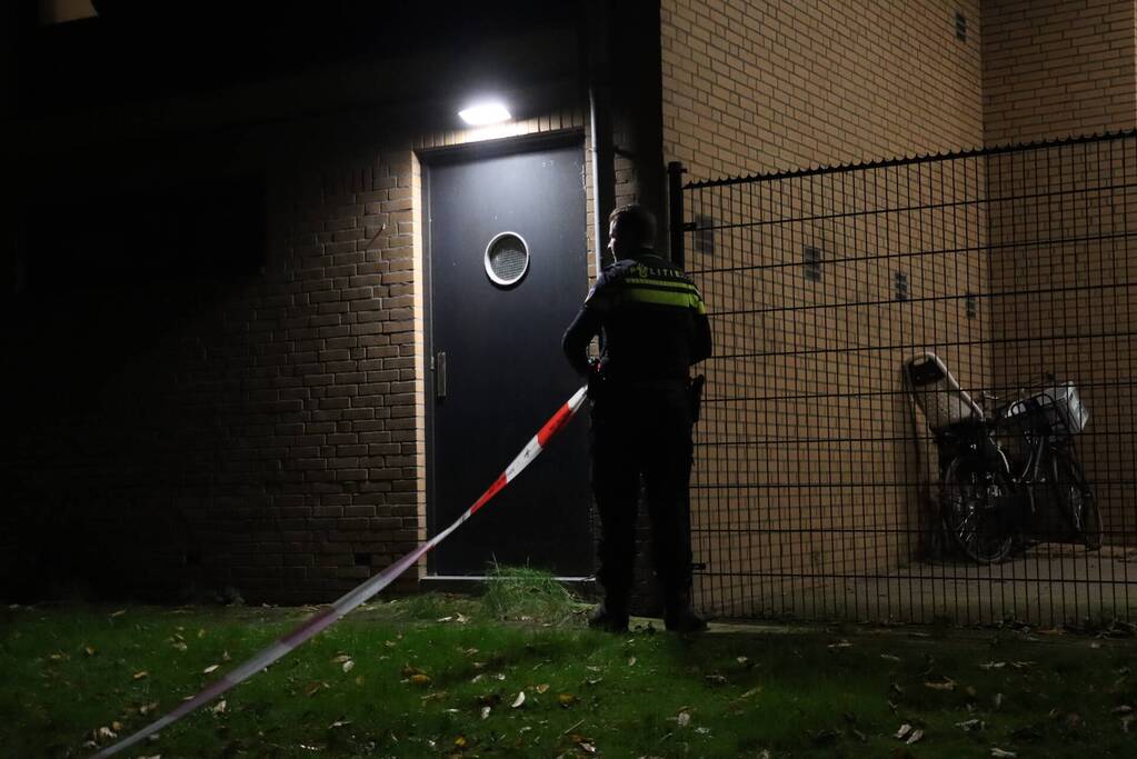 Persoon zwaargewond na val uit raam