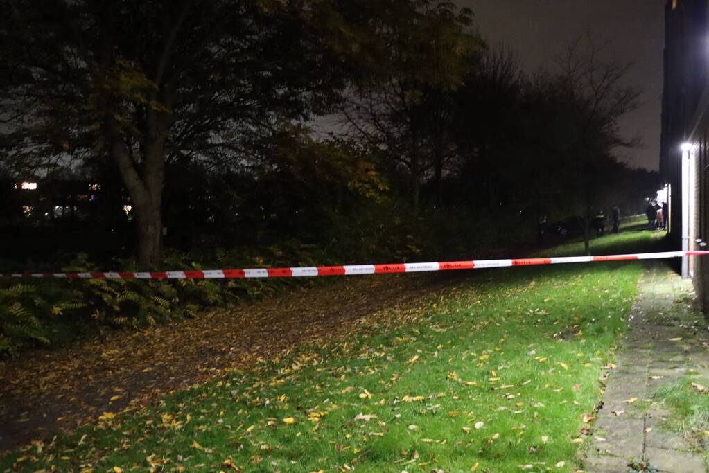 Persoon zwaargewond na val uit raam