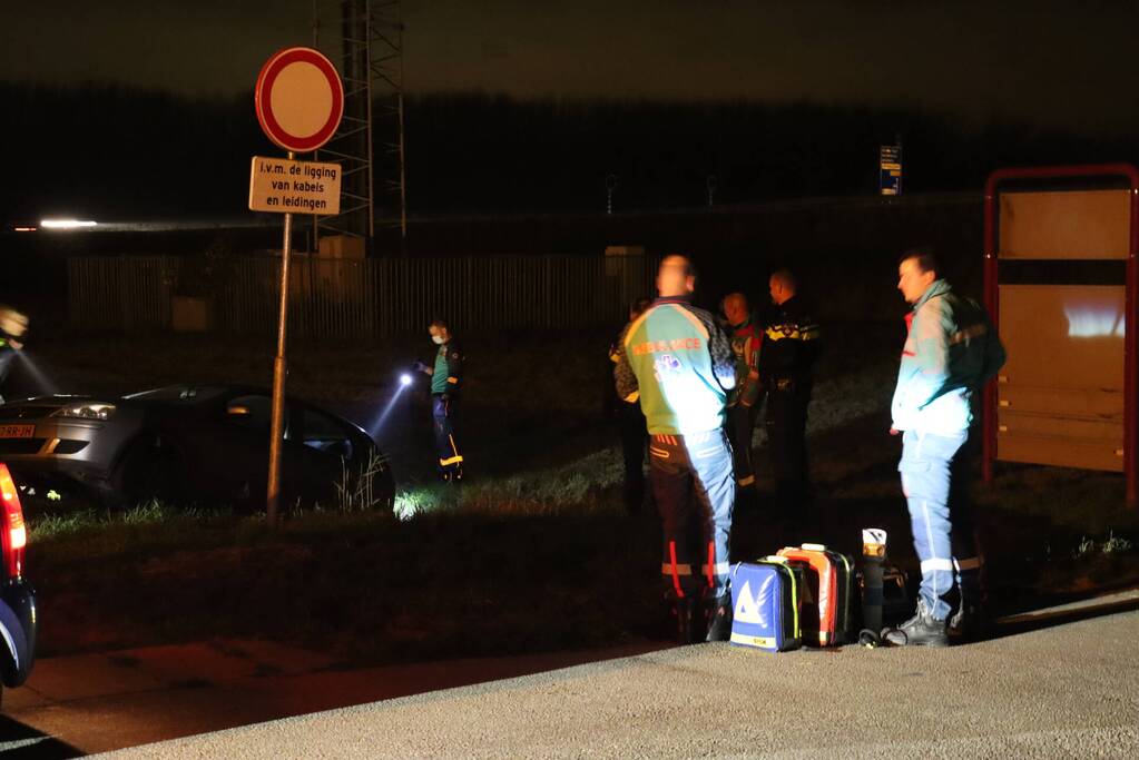 Bestuurster belandt in sloot met auto
