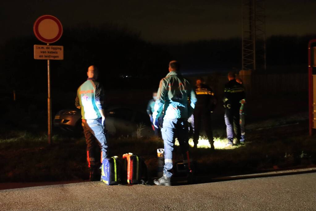 Bestuurster belandt in sloot met auto