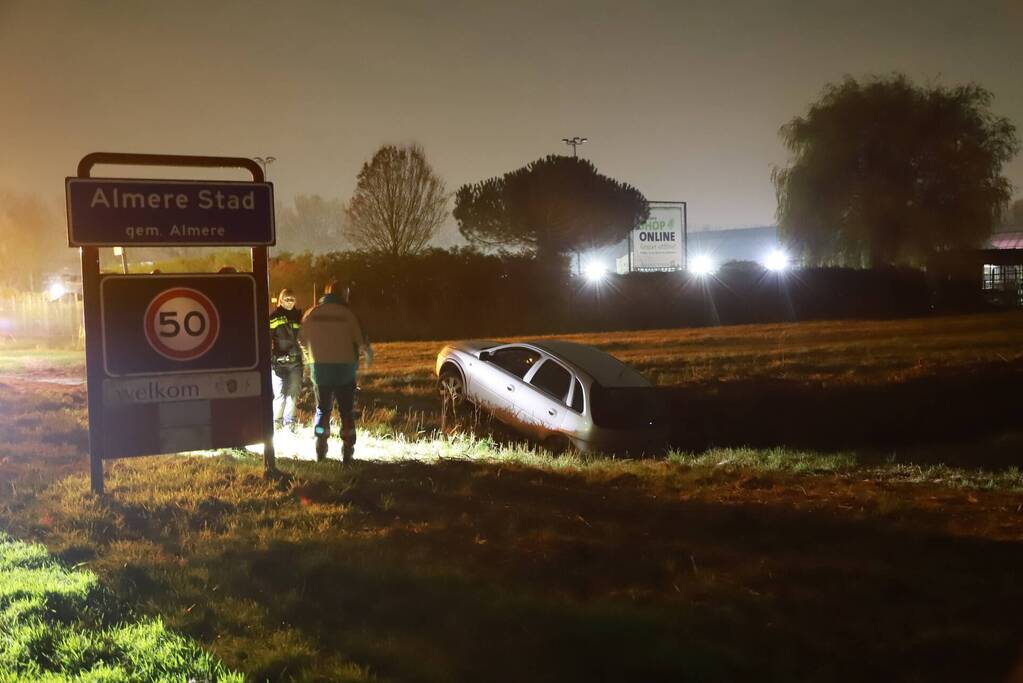 Bestuurster belandt in sloot met auto