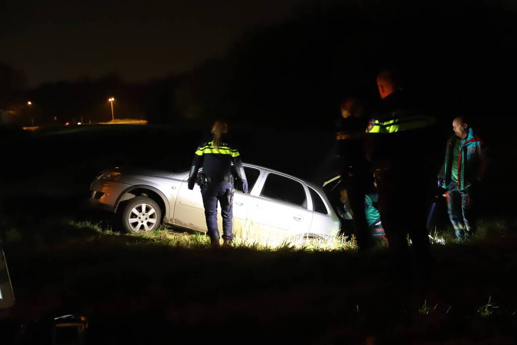 Bestuurster belandt in sloot met auto
