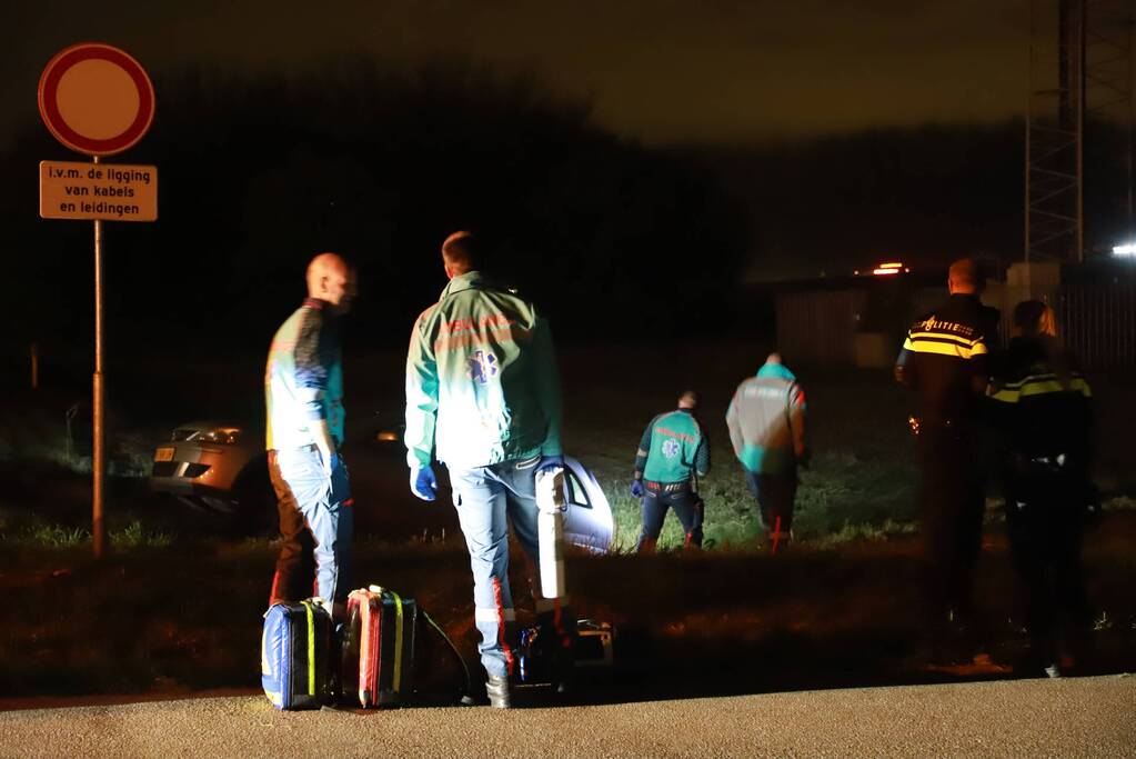 Bestuurster belandt in sloot met auto