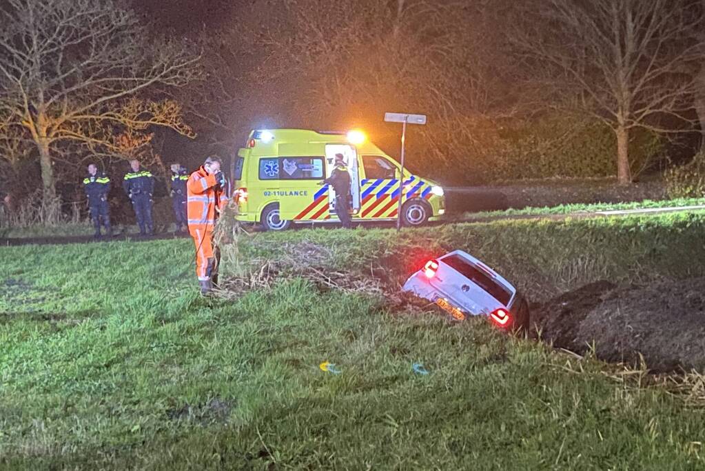 Automobilist raakt met auto van de weg en belandt in sloot