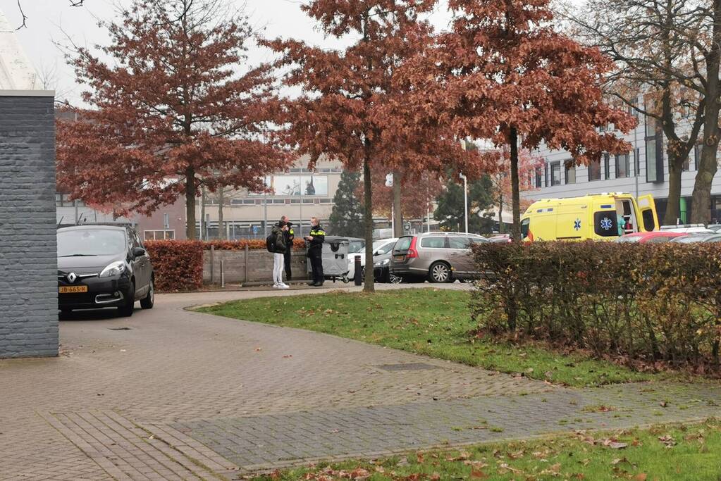 Fietser raakt gewond bij botsing met personenauto
