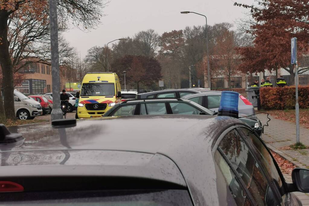 Fietser raakt gewond bij botsing met personenauto