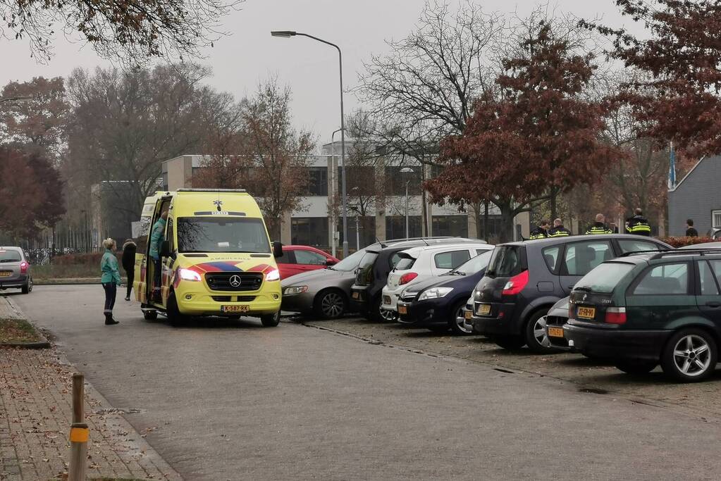 Fietser raakt gewond bij botsing met personenauto