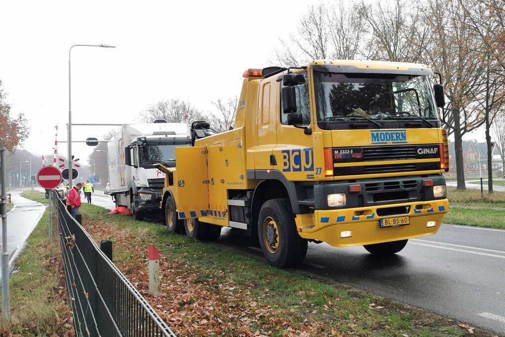 Vrachtwagen blokkeert weg bij spoorwegovergang