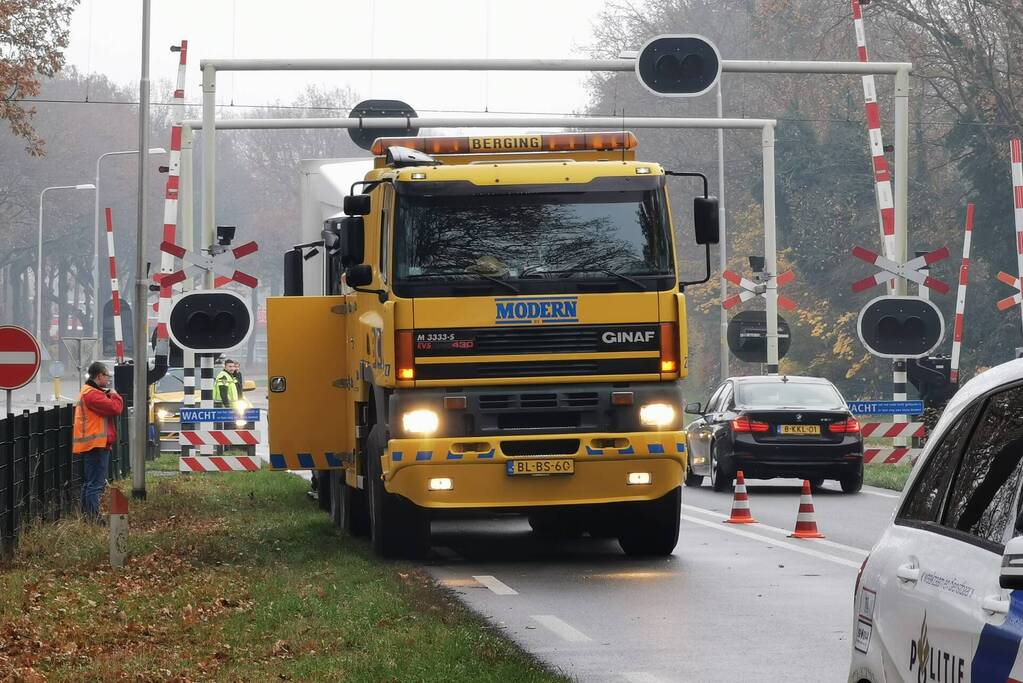 Vrachtwagen blokkeert weg bij spoorwegovergang