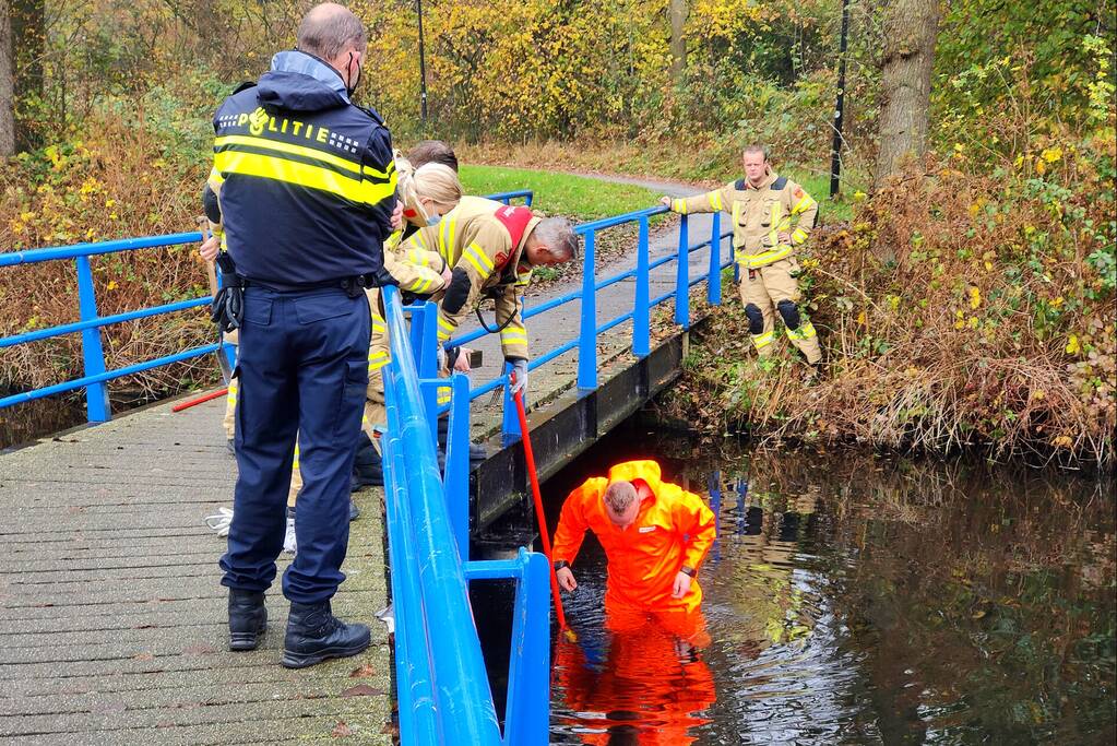 Verdachten voorwerpen uit het water gehaald