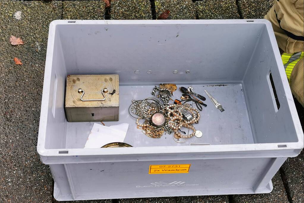 Verdachten voorwerpen uit het water gehaald