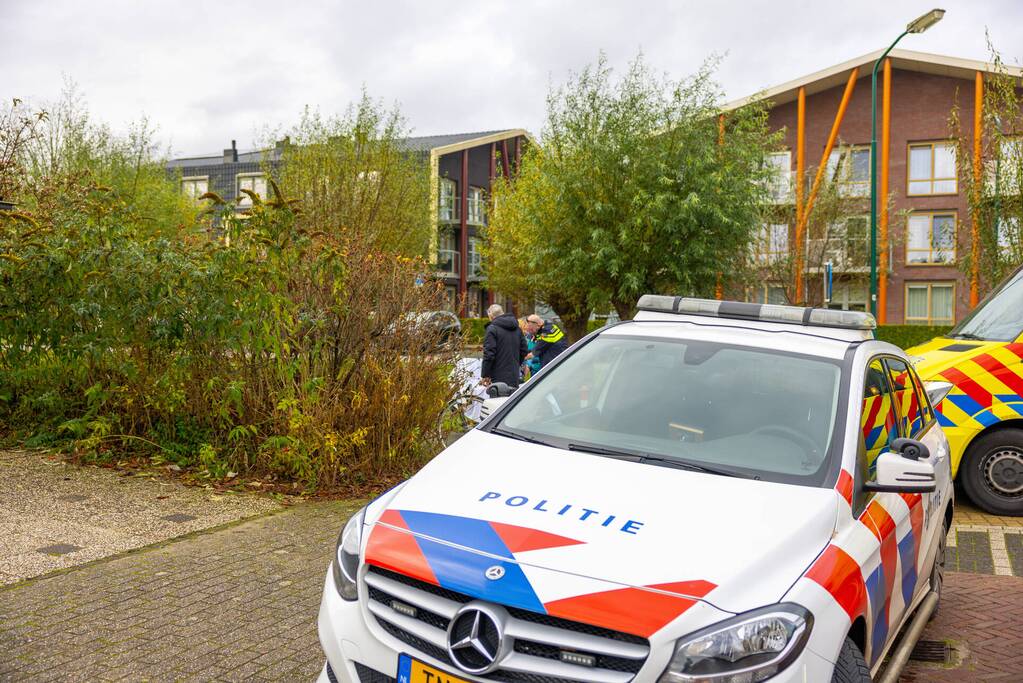 Fietsster gewond bij botsing tegen paal