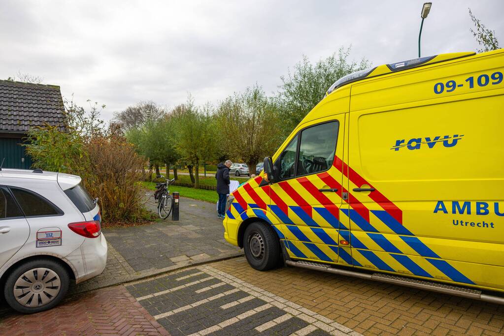 Fietsster gewond bij botsing tegen paal