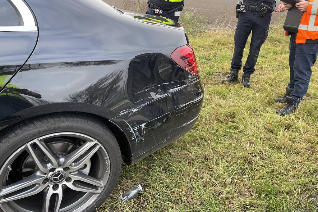 Vrachtwagen botst op auto