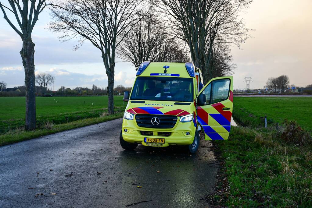Automobilist botst met voertuig op boom