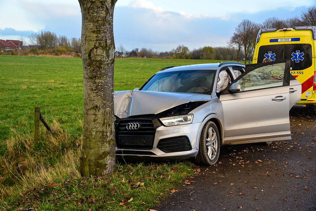 Automobilist botst met voertuig op boom