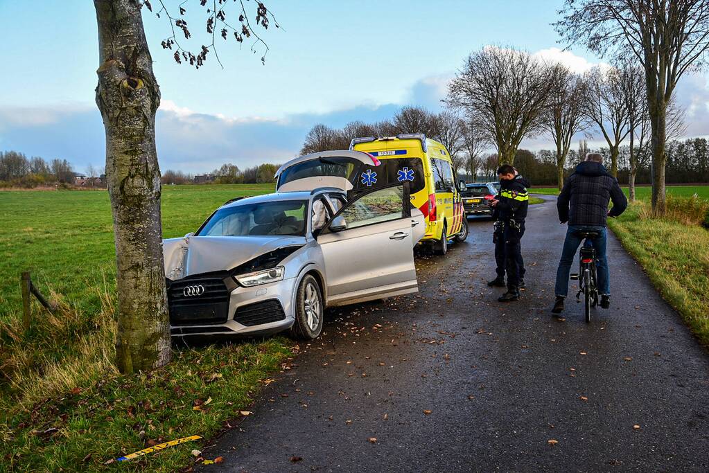 Automobilist botst met voertuig op boom