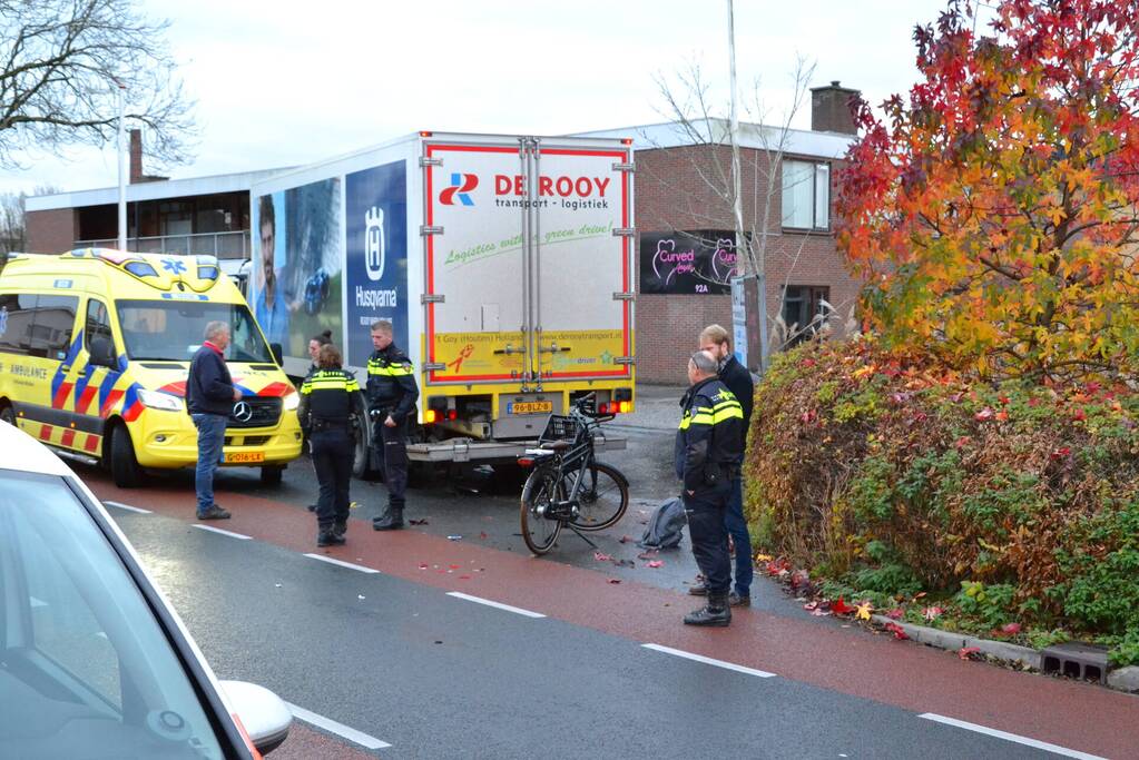 Fietser en vrachtwagen komen met elkaar in botsing