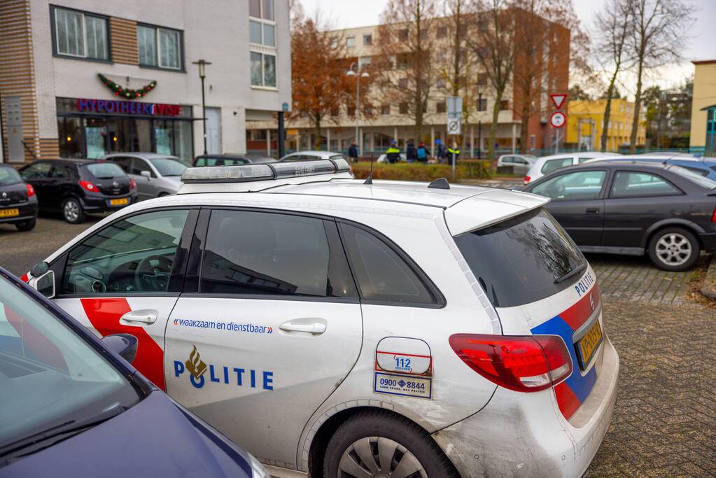 Scooterrijder botst in flank van auto bij inrit Winkelcentrum Emiclaer