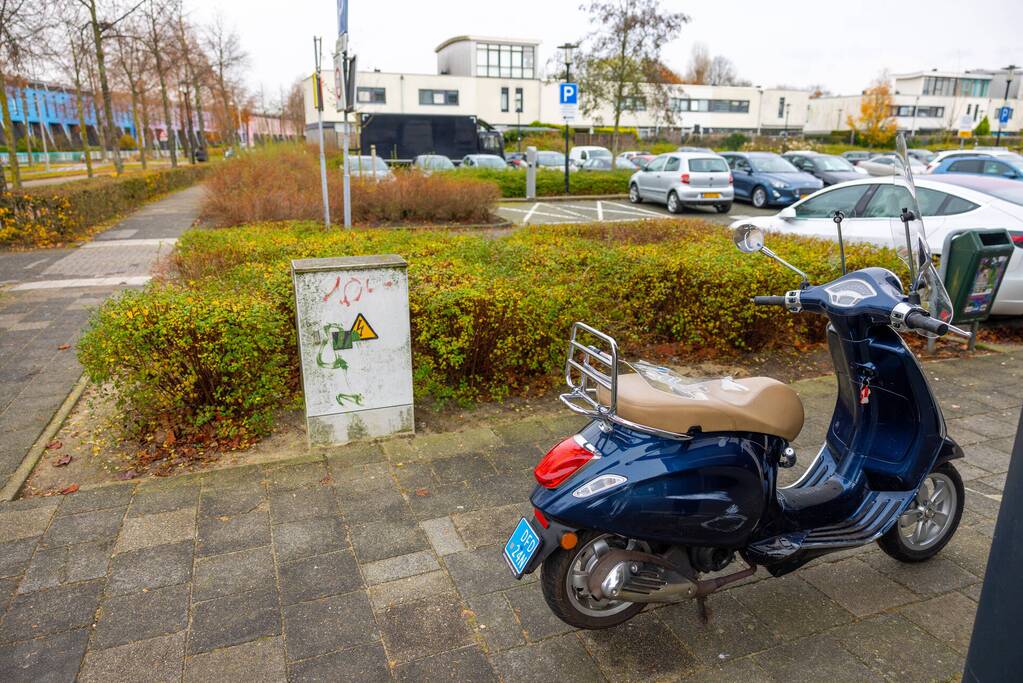 Scooterrijder botst in flank van auto bij inrit Winkelcentrum Emiclaer