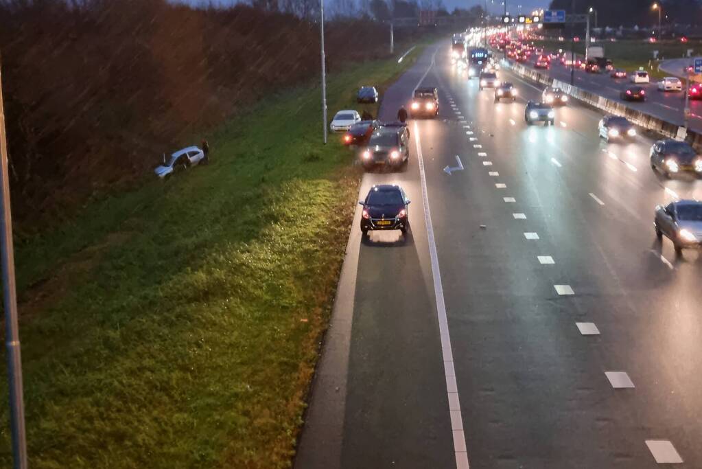 Auto belandt in sloot naast snelweg