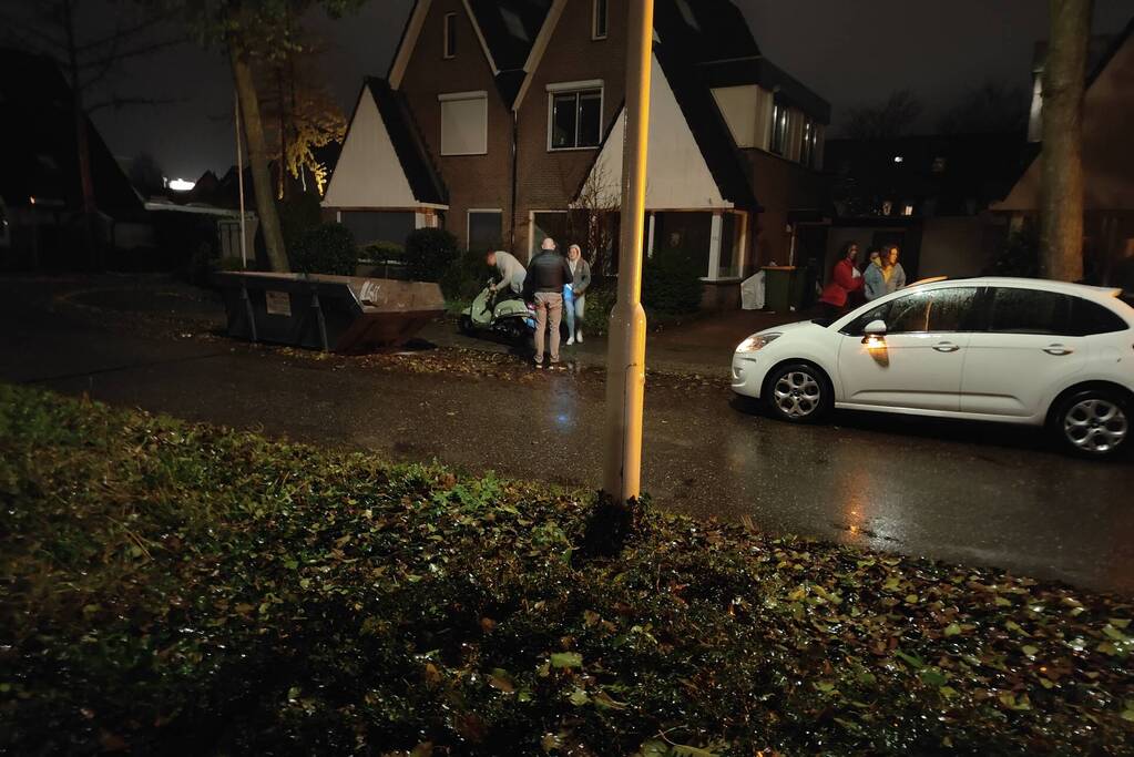 Scooter en personenauto in botsing