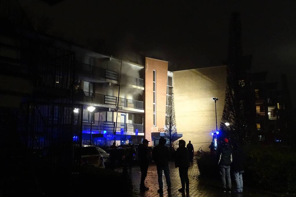 Woningen ontruimd na hevige brand in trappenhuis
