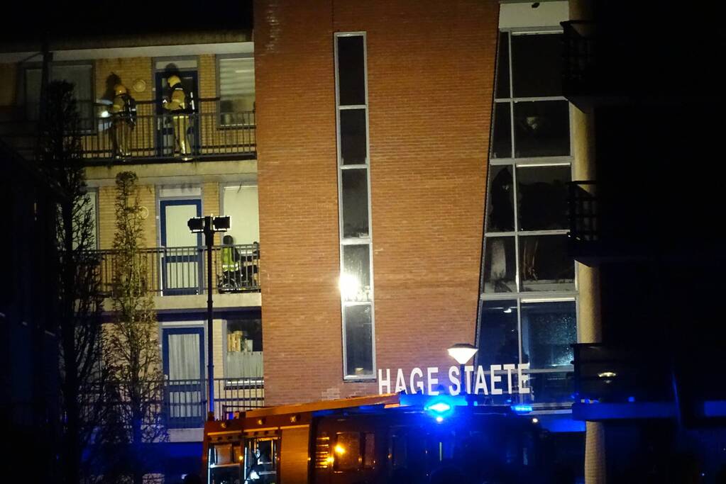 Woningen ontruimd na hevige brand in trappenhuis